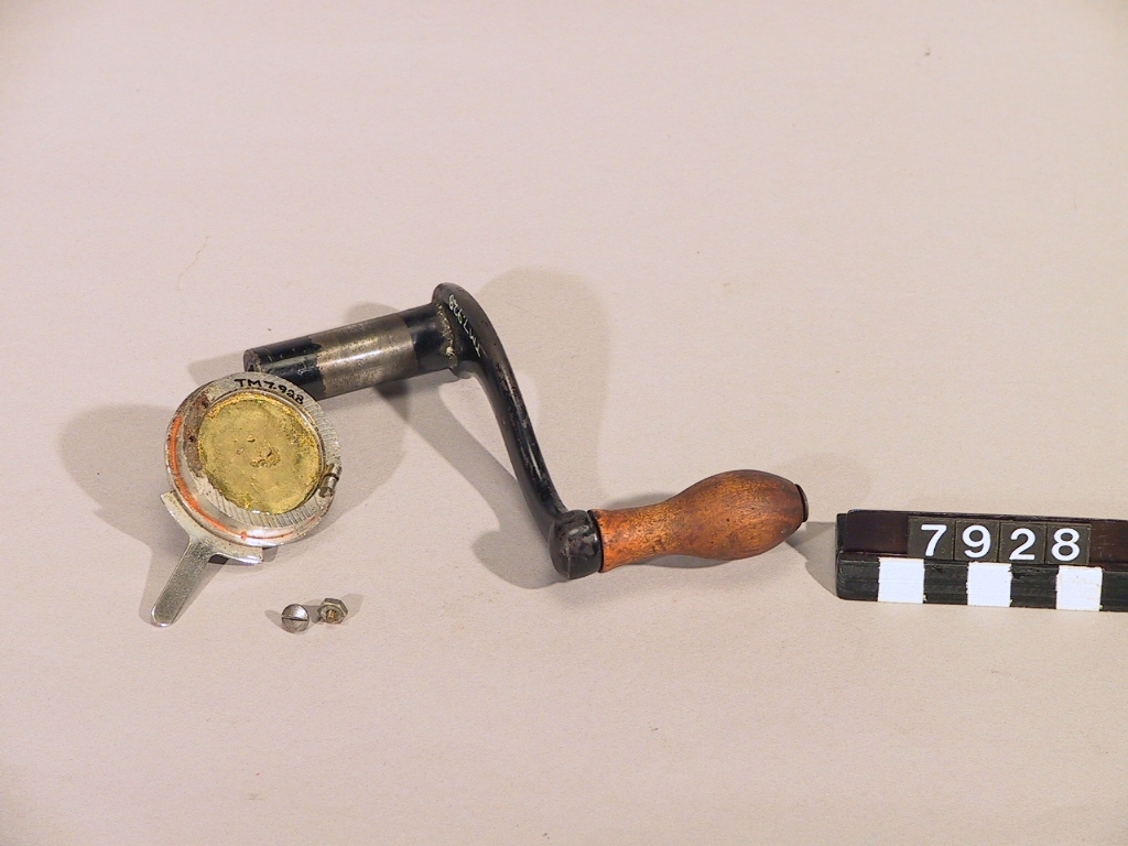 Fonograf, modell C, för "Grand" rullar enligt Edison, större typ med 2 synkroniserande ljuddosor och stora ljudtrattar av mässing. Märkt: Thomas A Edison. Orange Co. NJ.
Tillbehör: 23 st. vaxrullar (vilka saknas) för återgivning av musik (12 st. hela, 11 st. skadade) packade i 2 korgväskor, 2 st. ljudtrattar i fodral, 2 st. ljuddosor (extra), 2 gummislangar (bytta) samt 1 vev. Flätad konisk korg med lock (trattarna skall skjutas in i varandra).