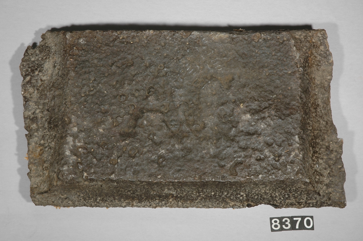 Tackjärn. Tjocklek 55-65 mm. Stämpel: "ÅG".