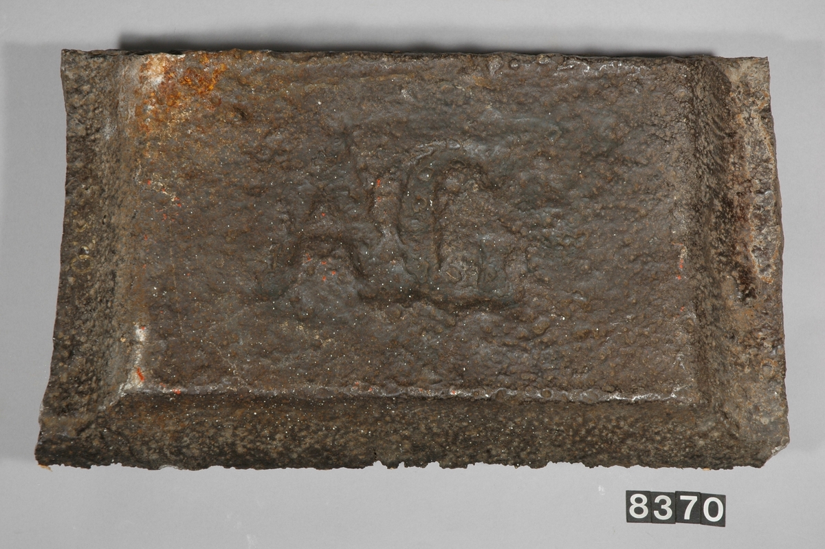 Tackjärn. Tjocklek 55-65 mm. Stämpel: "ÅG".