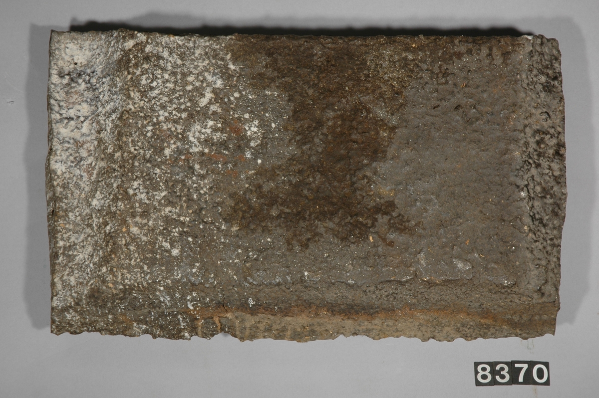 Tackjärn. Tjocklek 55-65 mm. Stämpel: "ÅG".