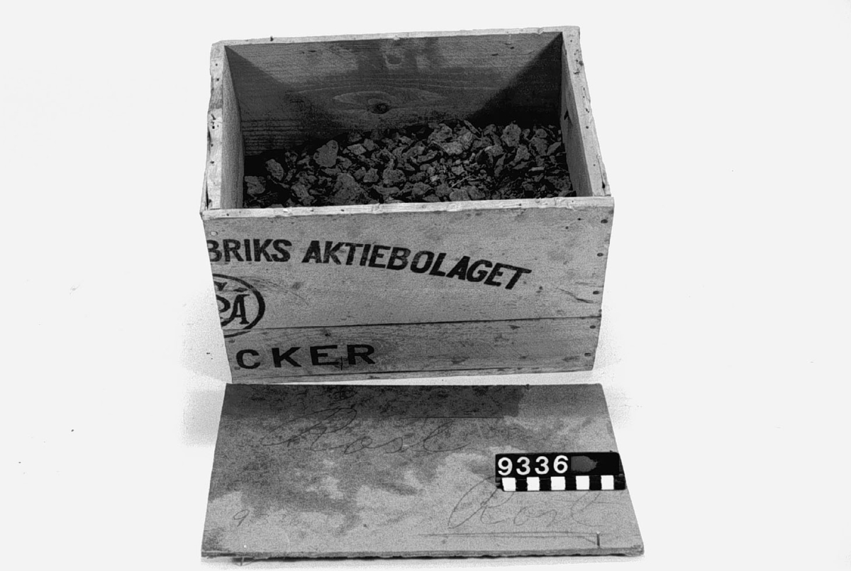 Ursprungligen 59 st. bitar av kluvna osmundstycken. 4 st.skänkta, 55 st. återstår. Bitarna är numrerade I-LVII (2 utan nummer för undersökning). Packade i 3 lådor. Dessutom tillhör en sockerlåda innehållande ved som troligen är järnoxid. Lådan märkt "Rost".
