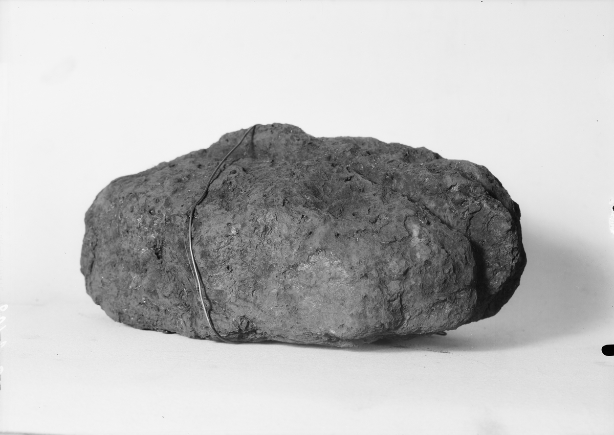 Ursprungligen 59 st. bitar av kluvna osmundstycken. 4 st.skänkta, 55 st. återstår. Bitarna är numrerade I-LVII (2 utan nummer för undersökning). Packade i 3 lådor. Dessutom tillhör en sockerlåda innehållande ved som troligen är järnoxid. Lådan märkt "Rost".