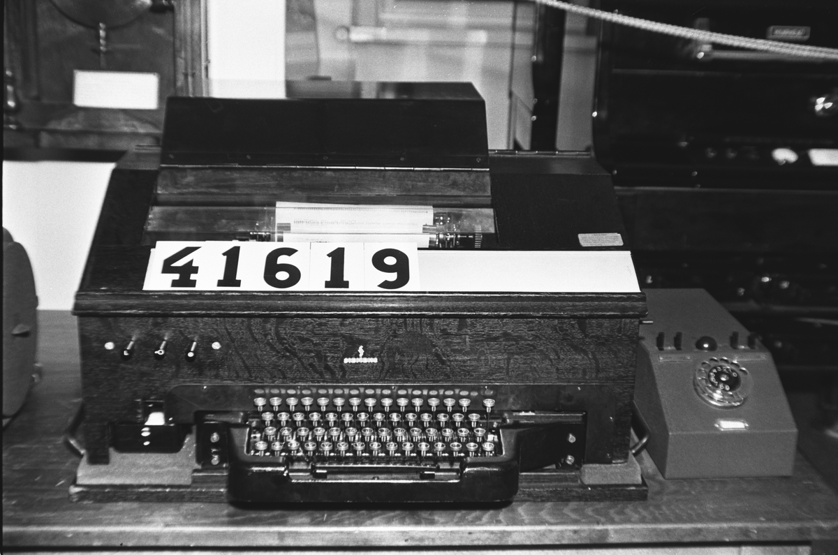 Telex, skrivapparat med rulle, äldre modell med manöverdel och remsstans. Motordriven, 220 v växelström.