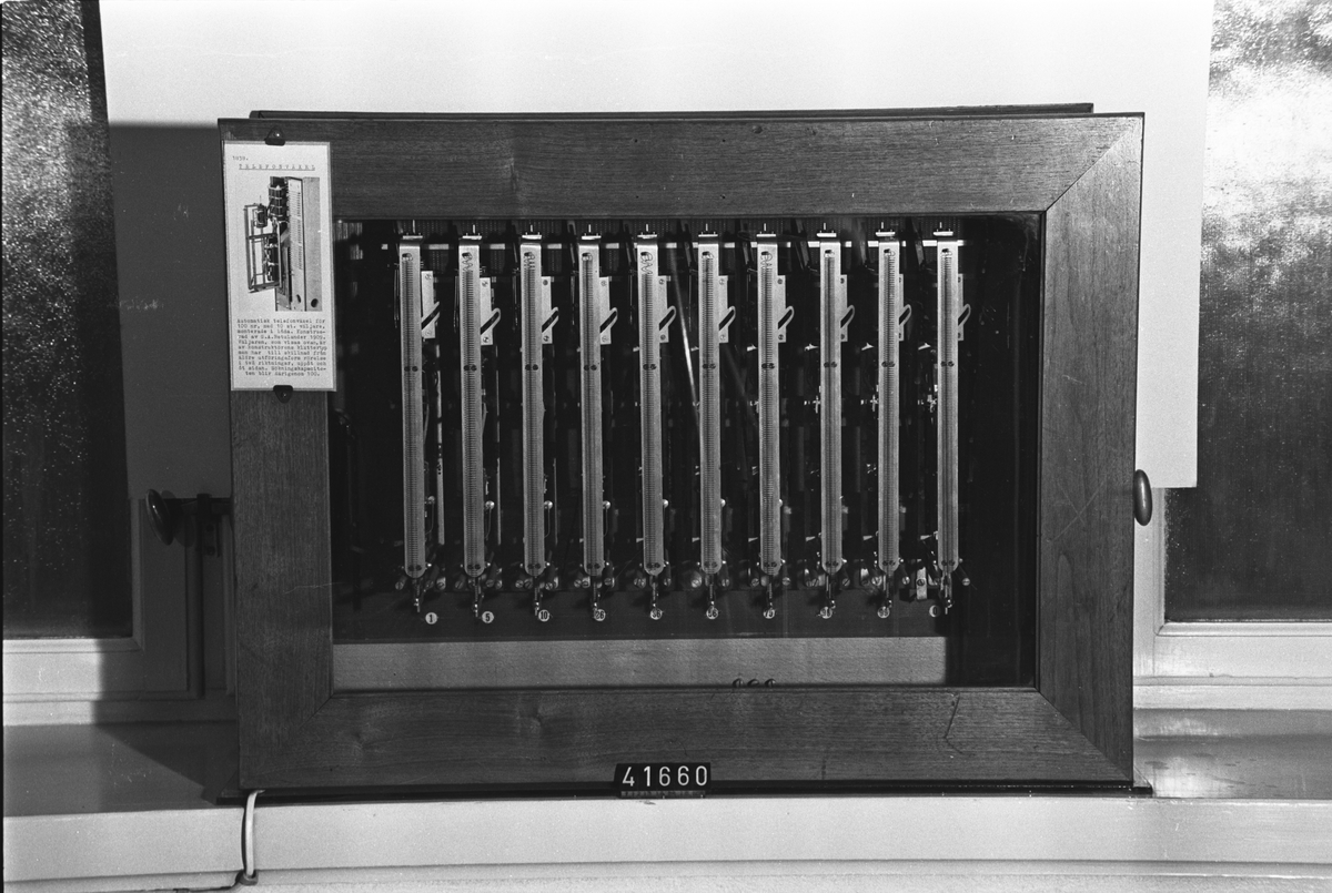 Automatisk telefonväxel, golvmodell bestående av tio st. 100-väljare monterade i fodral.
