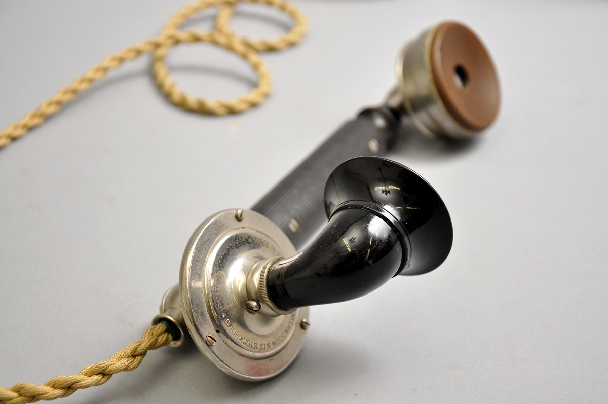 Bordsmodell med nummerväljarmekanism. Avsedd för Betulanders automatiska abonnentväxel. Handmikrotelefonen är märkt: 2754.