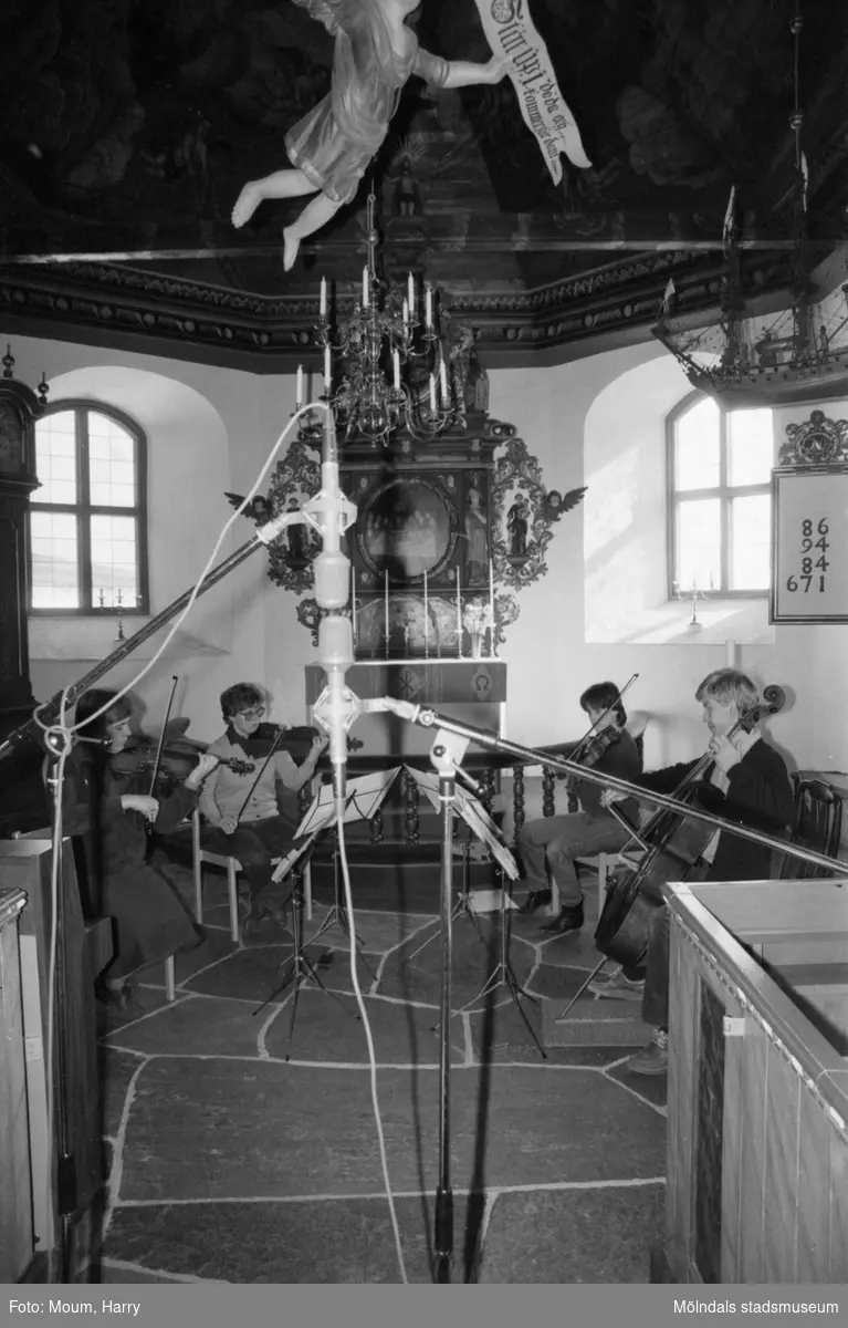 Stenhammarkvartetten spelas in i Kållereds kyrka för grammofonutgivning, år 1984. "Lisbeth Vecchi, Ingrid Johansson, Malin Frankmar och Erik Hammarberg kallade Stenhammarkvartetten tycker Kållereds kyrka lämpar sig bra till grammofoninspelningar."

För mer information om bilden se under tilläggsinformation.