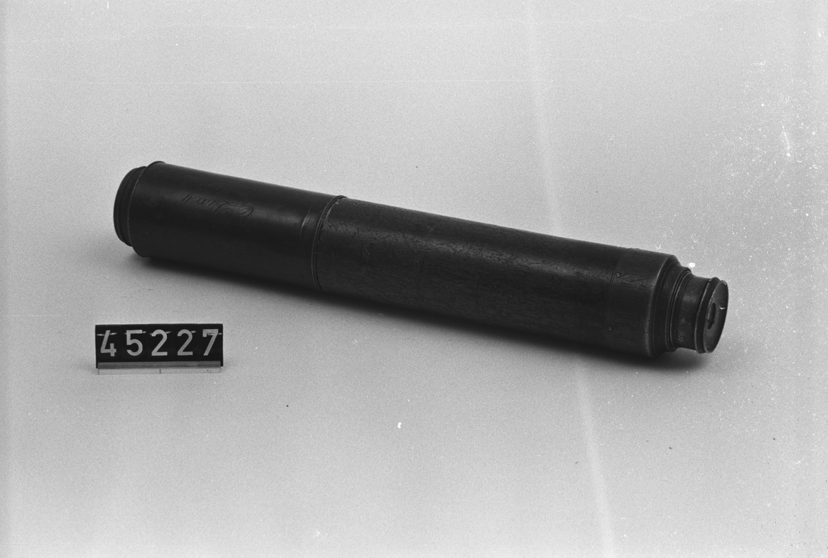 Tubkikare i trä och mässing, använd för optiska telegrafen. Märkt: Improv'd Telescope. Utdraget märkt med inskrift "For day and night" samt "Adjustment for Greater Magnifying power". I låsförsett etui märkt: "047" samt med optiska telegrafkårens lacksigill.