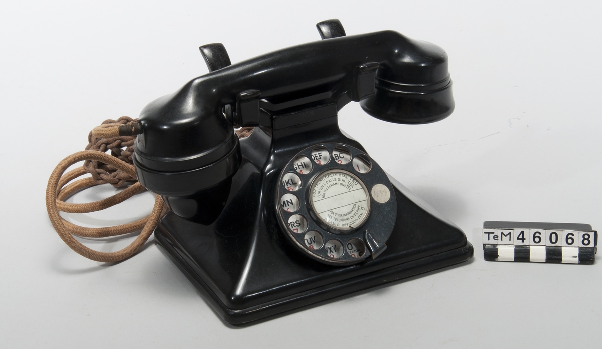 Modellen för telefonen är Siemens Neophone No. 162, från 1929.