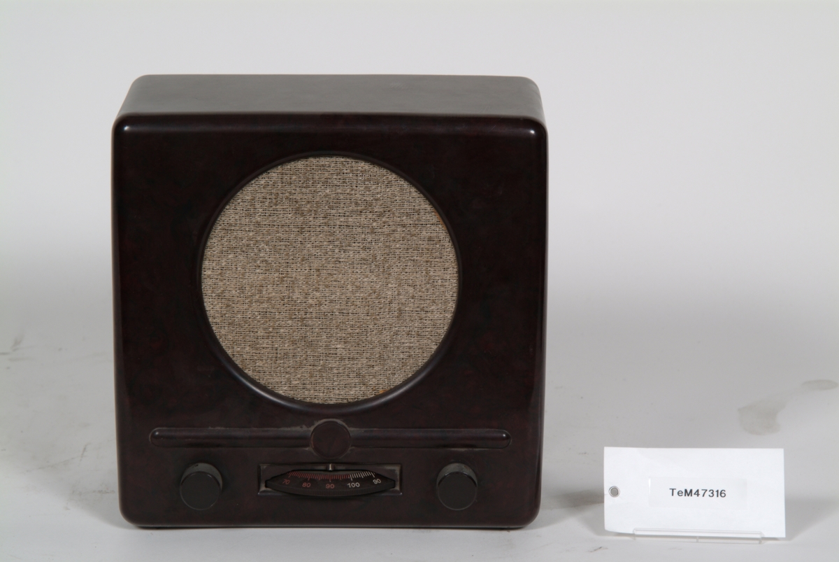 Nätansluten radiomottagare med inbyggd högtalare.
Lorenz DKE, C. Lorentz A.G. apparat nr 14159, nr 11715 märkt på undersida.