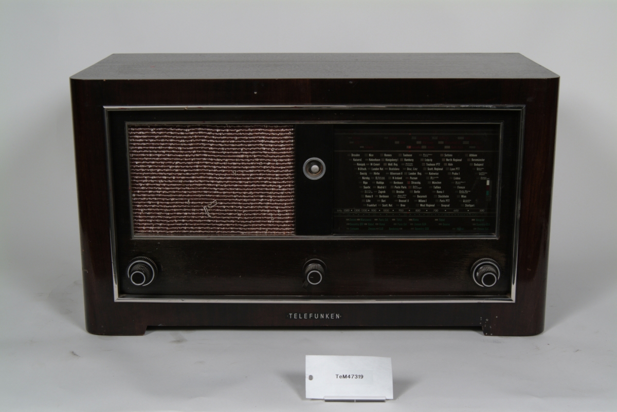 Nätansluten radiomottagare för växelström och likström. Långvåg, mellanvåg och kortvåg. med s.k. magiskt öga.
Telefunken 776 GWK, nr: u 11358 t.