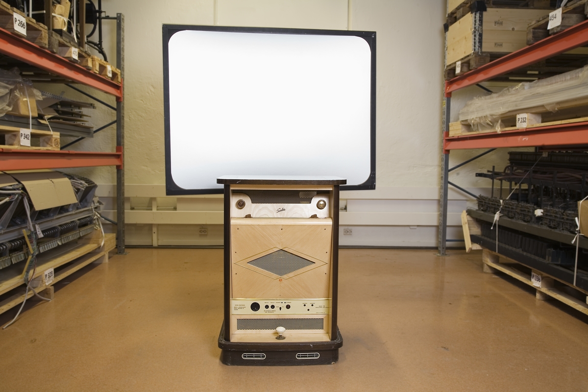 TV-mottagare "SABA Telerama" med projektionsskärm 1370 x 1050 x 50. Jalusi är defekt, 1/2 saknas.