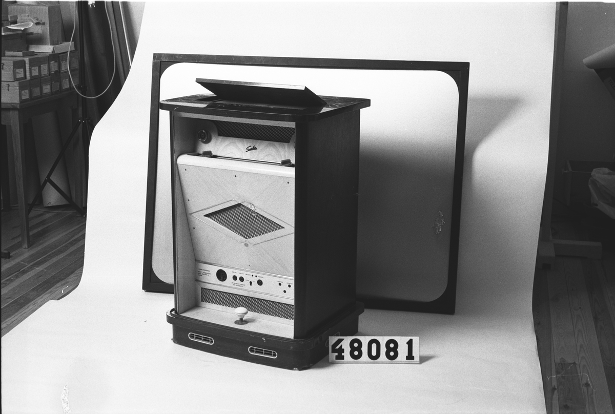 TV-mottagare "SABA Telerama" med projektionsskärm 1370 x 1050 x 50. Jalusi är defekt, 1/2 saknas.