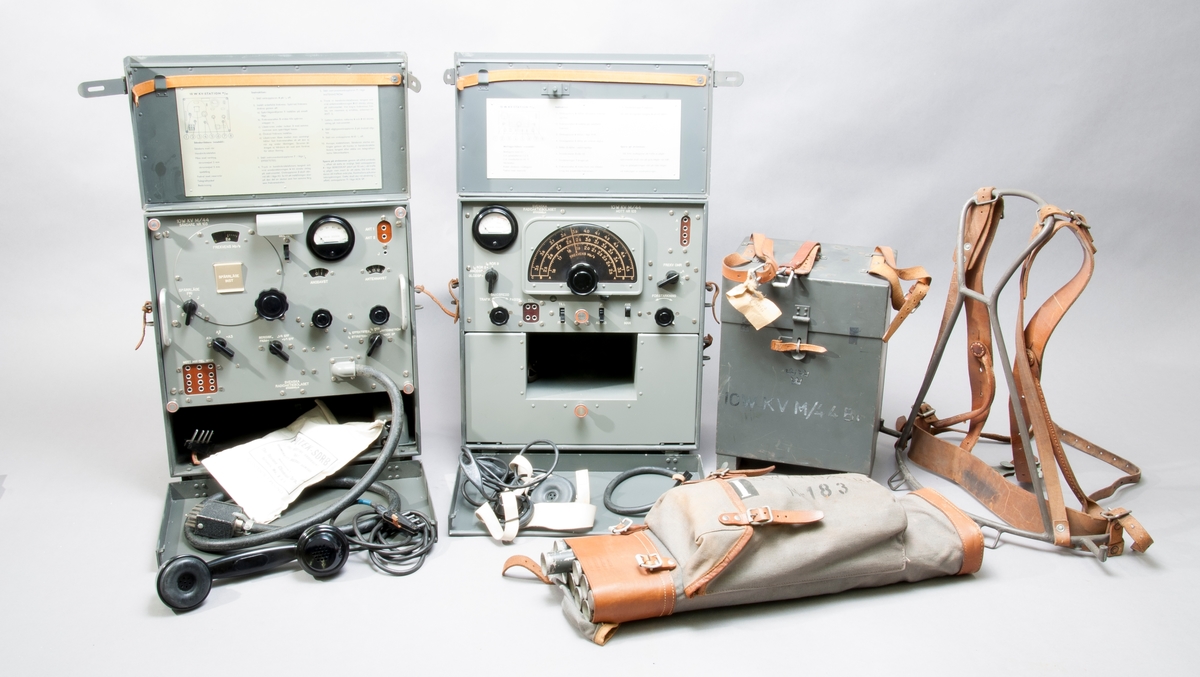Militär kompl.station består av sex delar, sändarlåda, mottagarlåda, ackumulatorlåda, bärmes, antennkoger 1 och 2 (antennkoger 2 saknas). 10 W KV-station M/44.