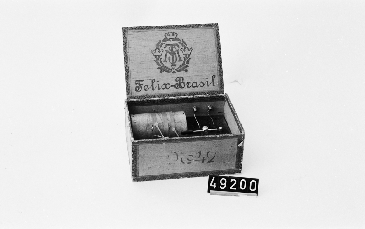 Byggd i Felix-Brasil cigarrlåda. Kristall i radion: en bit germanium (halvmetall som bär på en förmåga att omvandla eterns radiovågor till hörbart ljud, vilken förekommer i naturen tillsammans med stenkol).