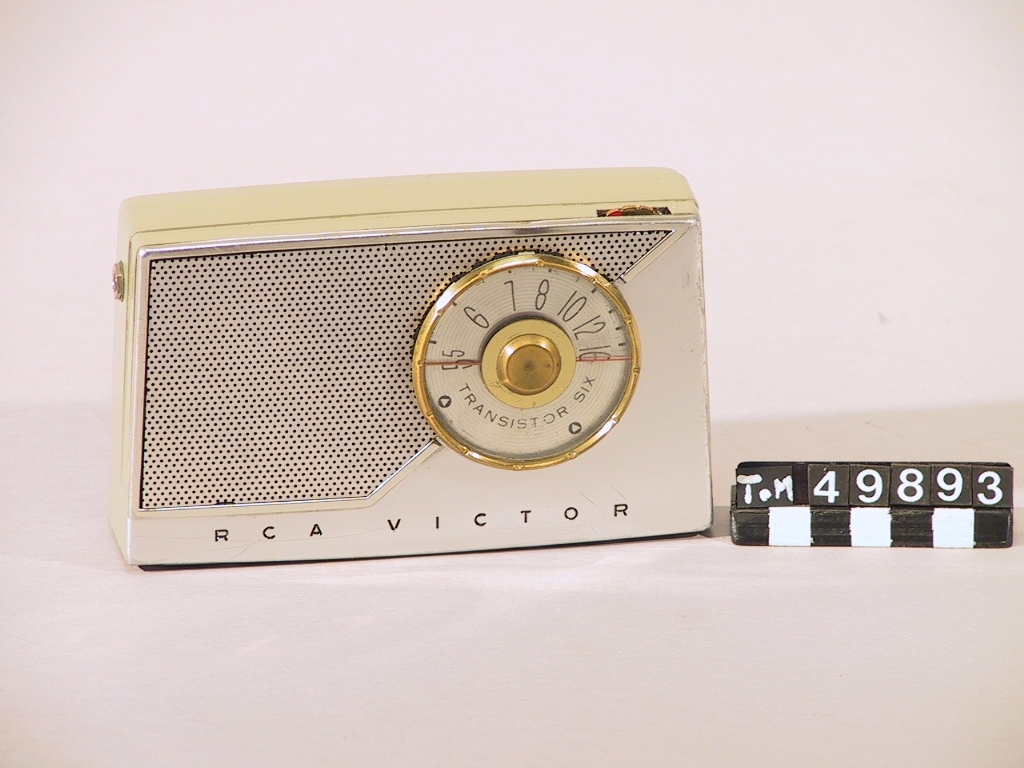 RCA:s första transistorradio, sex transistorer. Frekvensområde 540-1600 kc, batteri 9 V VT4.