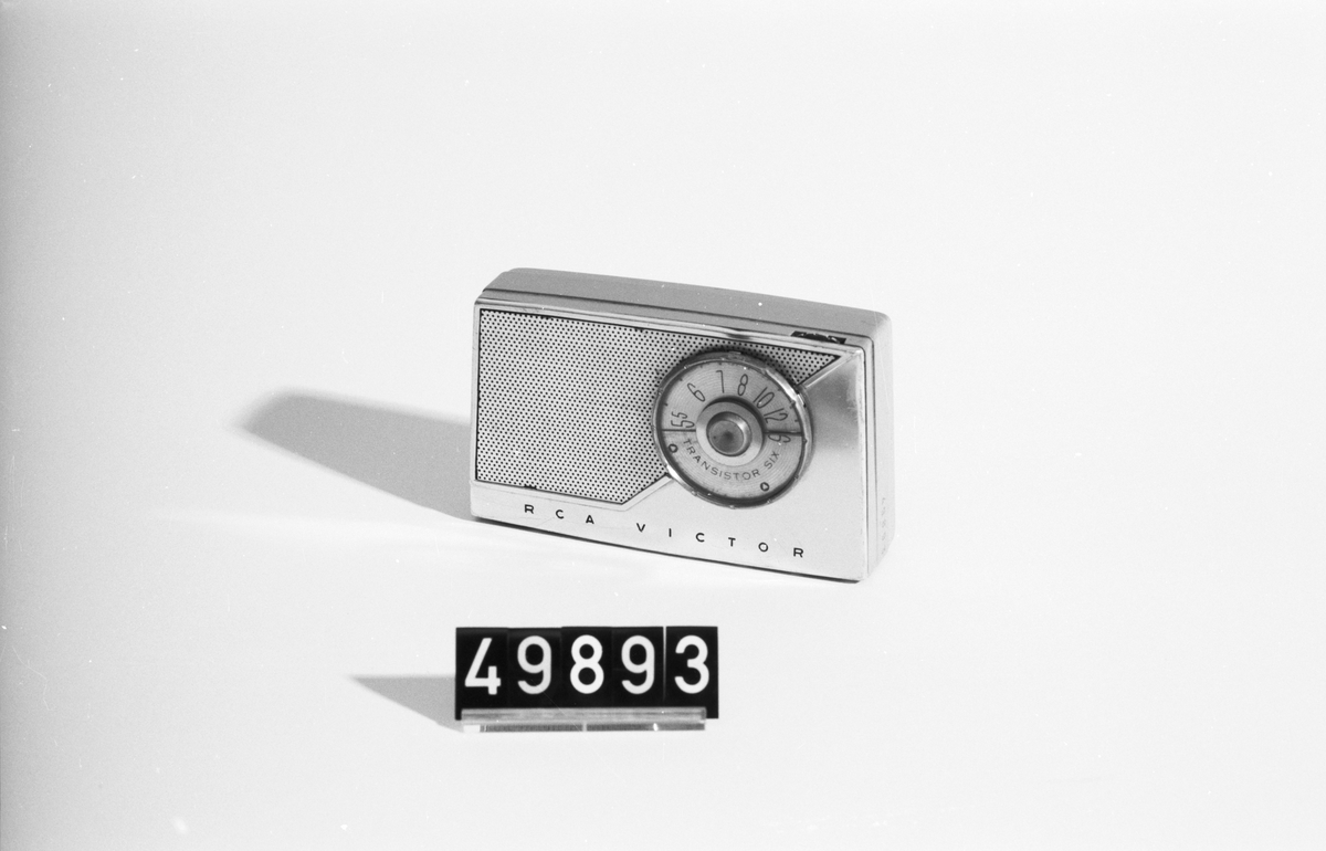 RCA:s första transistorradio, sex transistorer. Frekvensområde 540-1600 kc, batteri 9 V VT4.