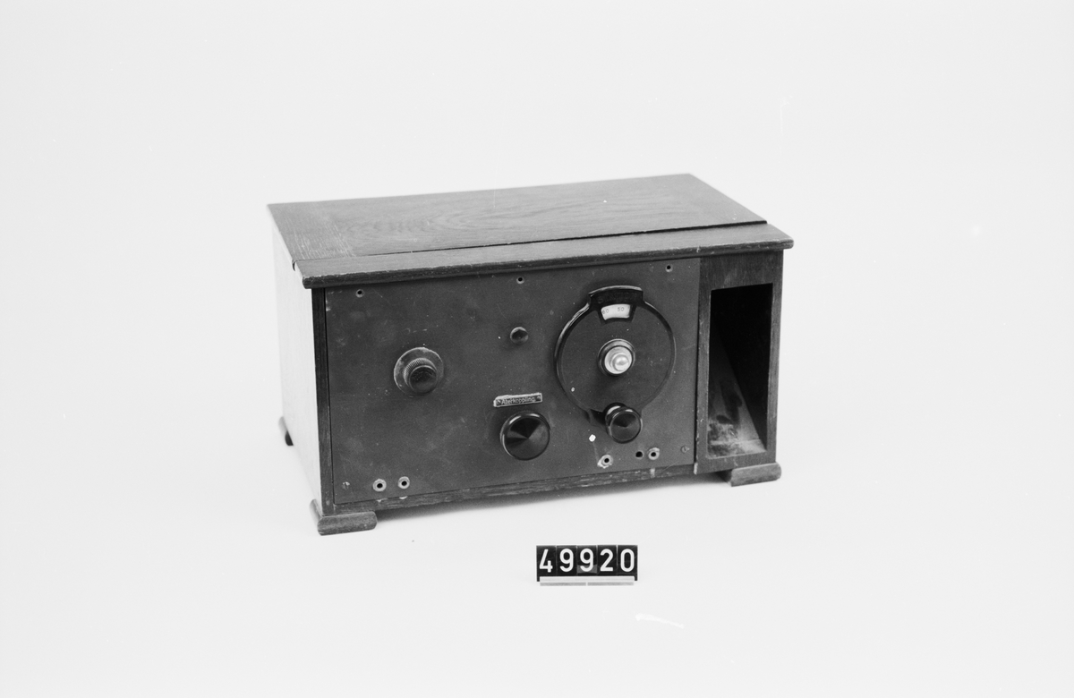 Radiomottagare med inbyggd högtalare, i låda av trä. Elektronrörsförstärkning, inställning för återkoppling.
Med licens daterad fjärde kvartalet 1936 fäst i locket.