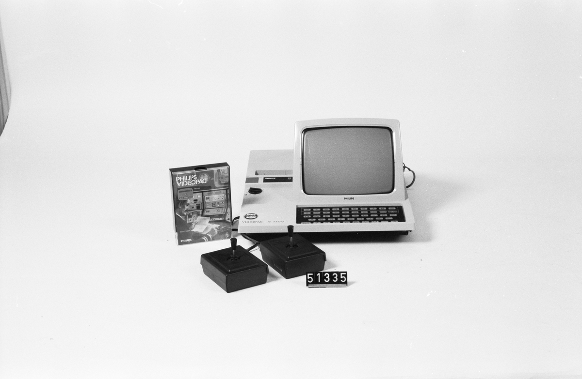 Videospeldator med 9" inbyggd skärm.  CPU: Intel P8048H 8-bitsprocessor på 1,79 MHz med 64 bytes RAM och 1024 bytes BIOS-ROM. Videoprocessor Intel 8245. Inenheter: Två åttavägs joystickar, digitala med en knapp på varje joystick. QWERTY-baserat tangentbord. Media: 2/4/8 kibibyte ROM-cartridgebaserad kassettenhet för att ansluta spel.  Med två joy-sticks (märkta: -1. -2)
