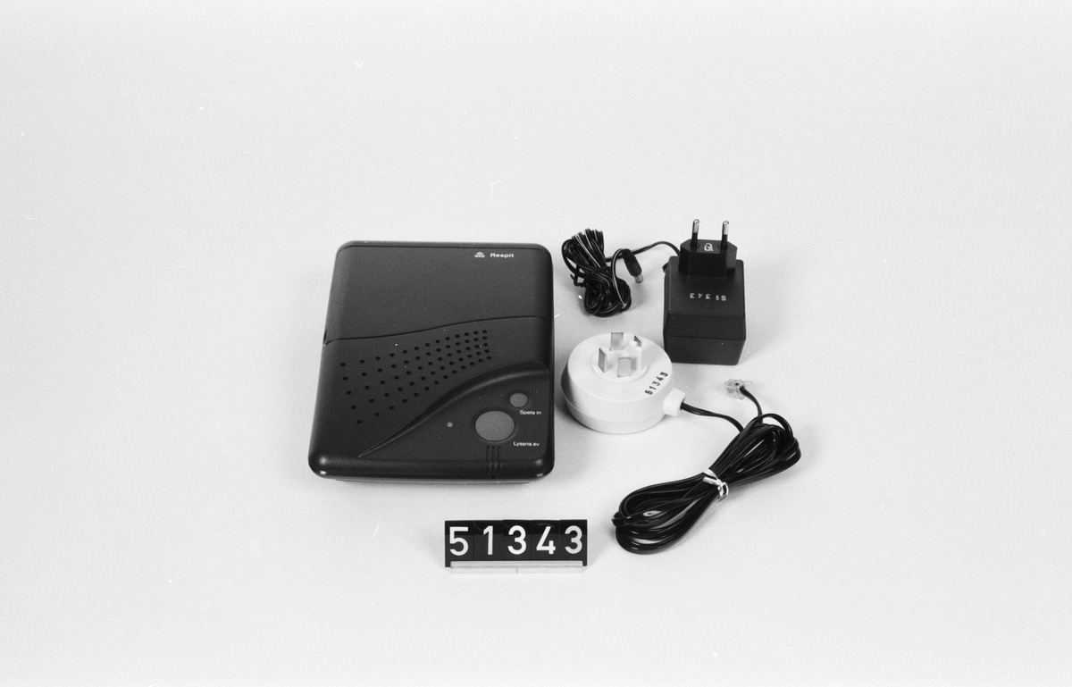 Kodstyrd telefonsvarare med mikrokassett MC-20, med nätadapter och mikrokassett, i originalkartong.