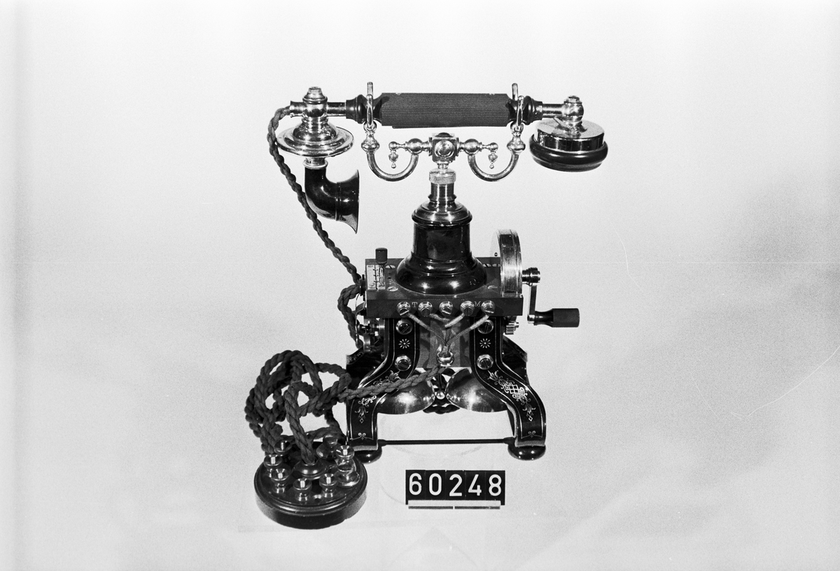 Fabriksny telefonapparat, bordsmodel, för lokalbatterisystem, modell 1895.