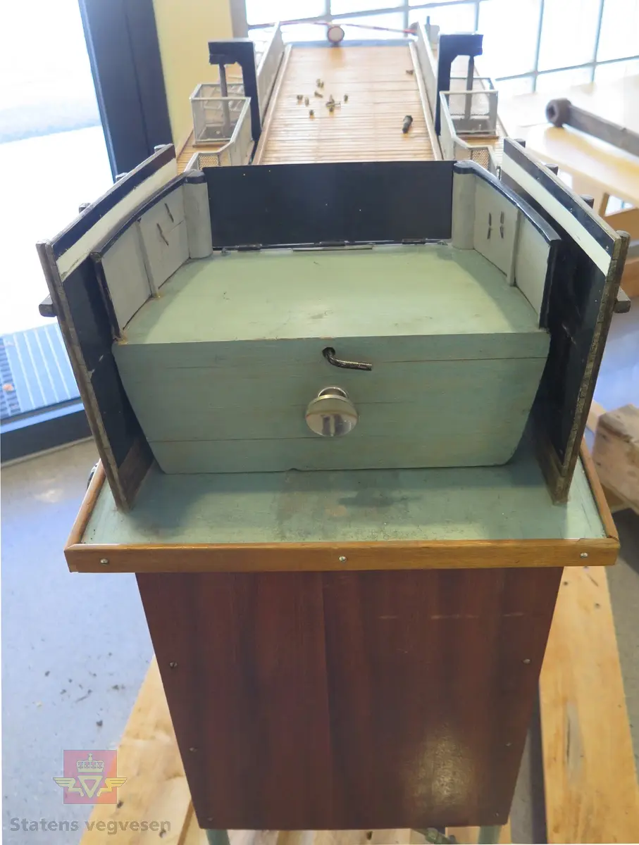 Modell av ferjebru (ferjekai). Av tre og metall. Elektrisk og hydraulisk drevet. Målestokk 1:20.