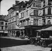 Skioptikonbild med motiv från handelsgata i Rouen.
Bilden har förvarats i kartong märkt: Resan 1908. Rouen 7. II.