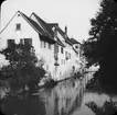 Skioptikonbild med motiv från Horb. Hus vid floden Neckar.
Bilden har förvarats i kartong märkt: Resan 1908. Horb 3. Herrenberg 4. IX.