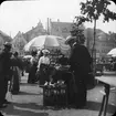 Skioptikonbild med motiv från torget i Erfurt. Marknadsplats.
Bilden har förvarats i kartong märkt: Resan 1908. Erfurt 8. 16. Text på bild: 