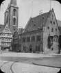 Skioptikonbild med motiv av rådhuset i Halberstadt.
Bilden har förvarats i kartong märkt: Resan 1907.Goslar3. Halberstadt 5. 8. Text på bild: 