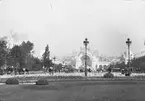 Skioptikonbild med motiv av Château d'Eau, Champ de Mars, Paris, vid världsutställning Exposition Universelle, 1900.
Bilden har förvarats i kartong märkt: ?