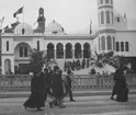 Skioptikonbild med motiv från Paris. Brittiska kolonierna, framför Palais du Trocadéro vid världsutställning Exposition Universelle, 1900.
Bilden har förvarats i kartong märkt: ?