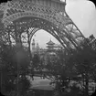 Skioptikonbild med motiv vid Eiffeltornet, Paris. Från världsutställning Exposition Universelle, 1900.
Bilden har förvarats i kartong märkt: ?