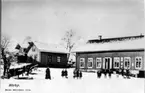 En skolklass framför gamla järnhandeln.