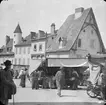 Skioptikonbild med motiv från torget i Cusset, Frankrike.
Bilden har förvarats i kartong märkt: Vichy