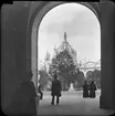 Skioptikonbild med motiv från världsutställningen i Paris, 1900. i bakgrunden skymtar Palais des Mines.
Bilden har förvarats i kartong märkt: ?