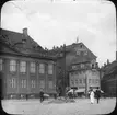 Skioptikonbild med motiv från Köpenhamn. Kongens Nytorv.
Bilden har förvarats i kartong märkt: ?