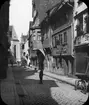 Skioptikonbild med motiv från gränd i Stuttgart.
Bilden har förvarats i kartong märkt: Stuttgart 1. Esslingen 4. Reutlingen 2. II.
