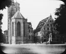 Skioptikonbild med motiv av Stiftskirche, Stuttgart med Schiller monumentet på högra sidan, 1901.
Bilden har förvarats i kartong märkt: Stuttgart 1. Esslingen 4. Reutlingen 2. II.