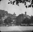 Skioptikonbild med motiv från Reutlingen. Reutlinger Marktplatz.
Bilden har förvarats i kartong märkt: Stuttgart 1. Esslingen 4. Reutlingen 2. II.