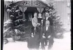 Makarna August och Maria Adamsson födda 1847 resp. 1849. Deras son nämndeman Carl Augustson, född 1873 och hans dotter Ester född 1899, gift Åblad samt hennes son Lennart Åblad född 1921. Foto taget på makarna Adamssons guldbröllopsdag.