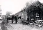 Högalid, Lovene. Emil och Anna Strid, 1920-talet. Ägare av gården 1985 Rudolf Johansson.