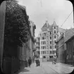 Skioptikonbild med motiv från Göteborg.
Louis Enders jugendhus med adress Föreningsgatan 2 i Annedal under uppförande 1902. Bilden tagen från Västergatan. Bostadshusen på gatans båda sidor var byggda under andra hälften av 1800-talet och revs 1972-1973.