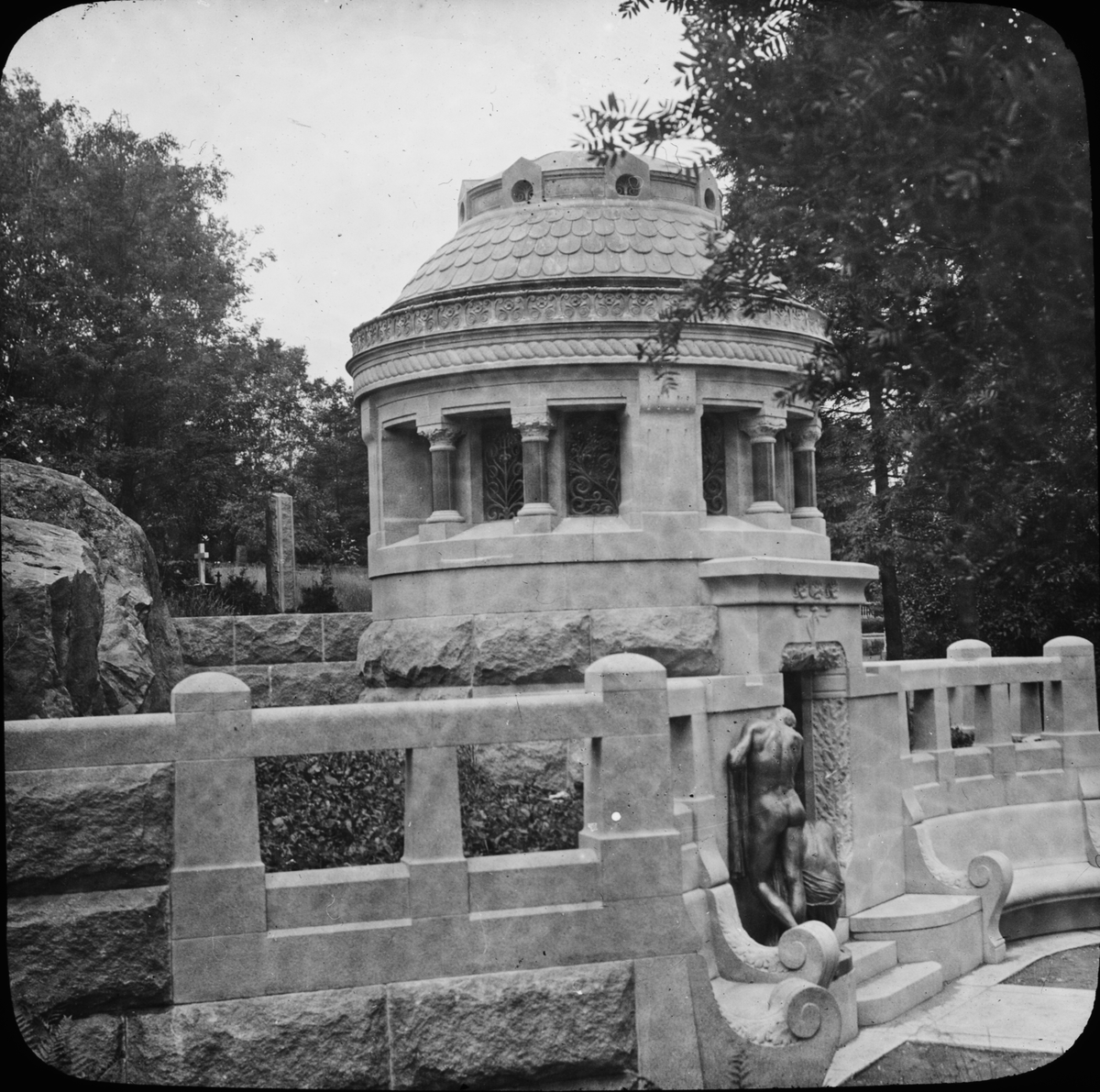 Skioptikonbild. Östra kyrkogården i Göteborg, Röhss familjegrav.
