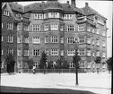 Skioptikonbild med motiv från Köpenhamn vid sekelskiftet 1900.
Bilden har förvarats i kartong märkt: ?