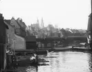 Skioptikonbild med motiv av Nürnberg vid floden Pegnitz.
Bilden har förvarats i kartong märkt: Nürnberg. X.