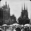 Skioptikonbild med motiv av torgmarknad framför domen St. Marien och kirche St. Severus i Erfurt.