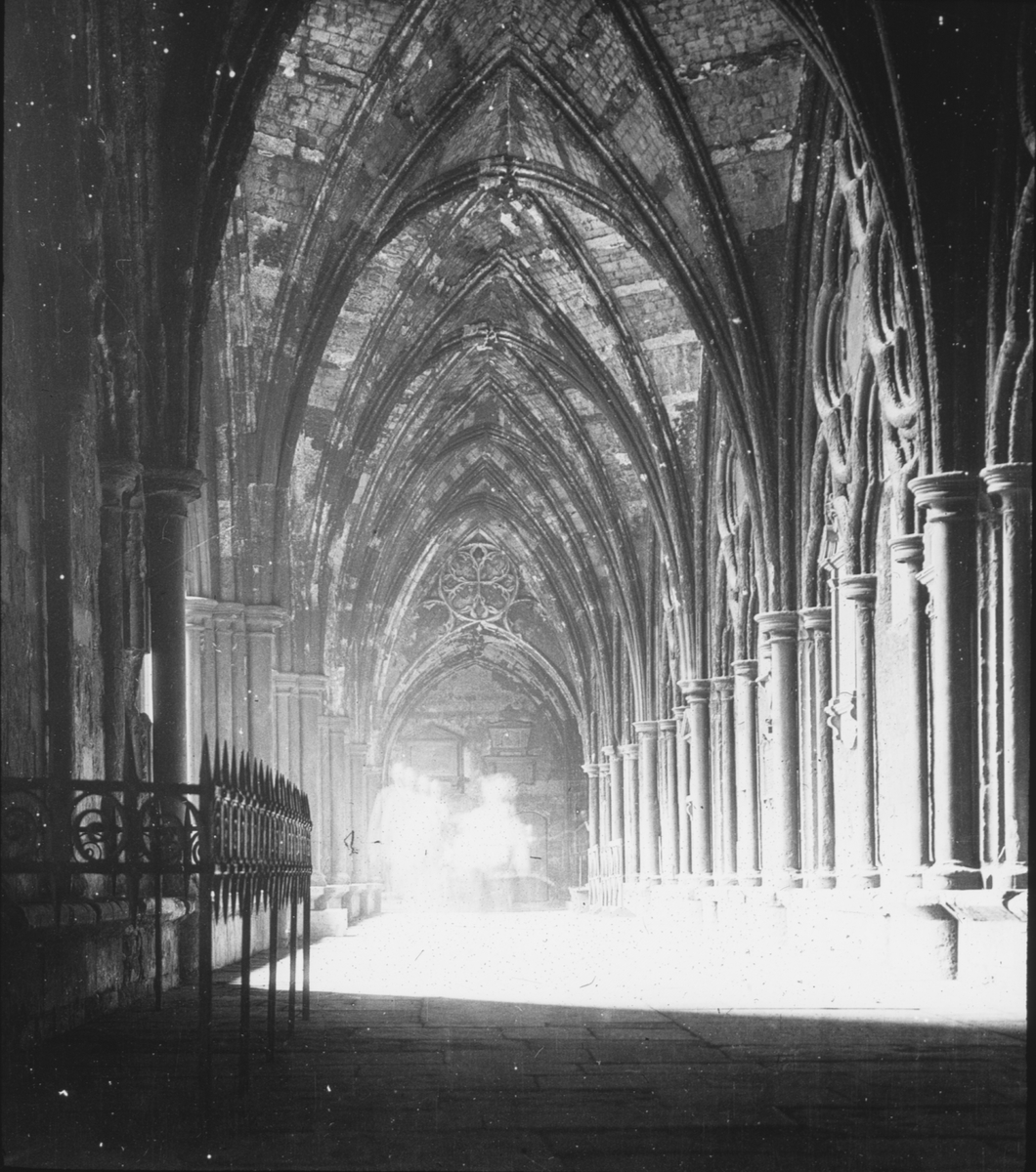 Skioptikonbild med motiv från Sigurd Curmans resor i Europa. Interiör från katedral, Westminster Abbey, i London. Den norra klostergången.