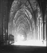 Skioptikonbild med motiv från Sigurd Curmans resor i Europa. Interiör från katedral, Westminster Abbey, i London. Den norra klostergången.