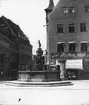 Skioptikonbild med motiv av fontänen Tugendbrunnen i Nürnberg.
Bilden har förvarats i kartong märkt: Nürnberg. I. Text på bild: 