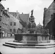 Skioptikonbild med motiv av fontänen Tugendbrunnen i Nürnberg.
Bilden har förvarats i kartong märkt: Nürnberg. I.